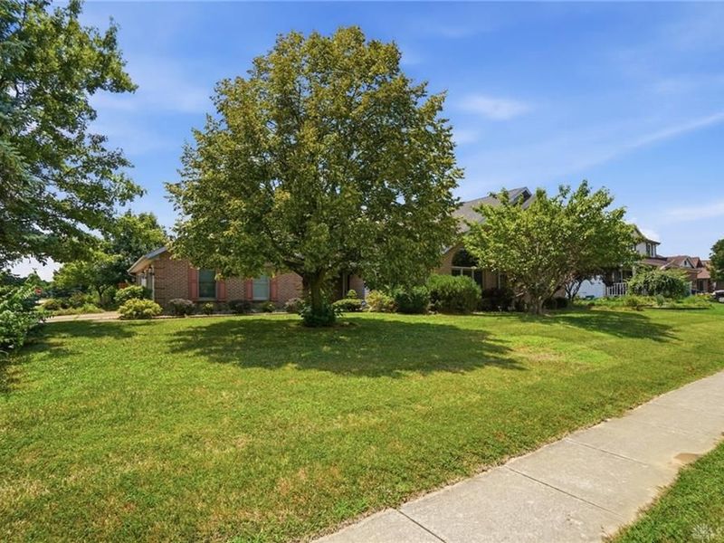 806 Claymore Court, Tipp City, OH 45371 Photo 4