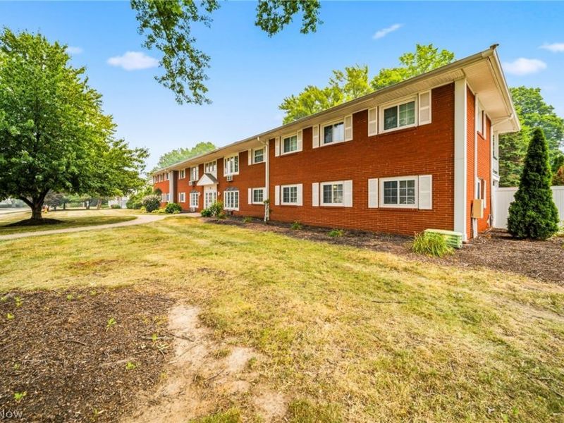 2 Meadowlawn Drive, Unit 5, Mentor, OH 44060 Photo 2