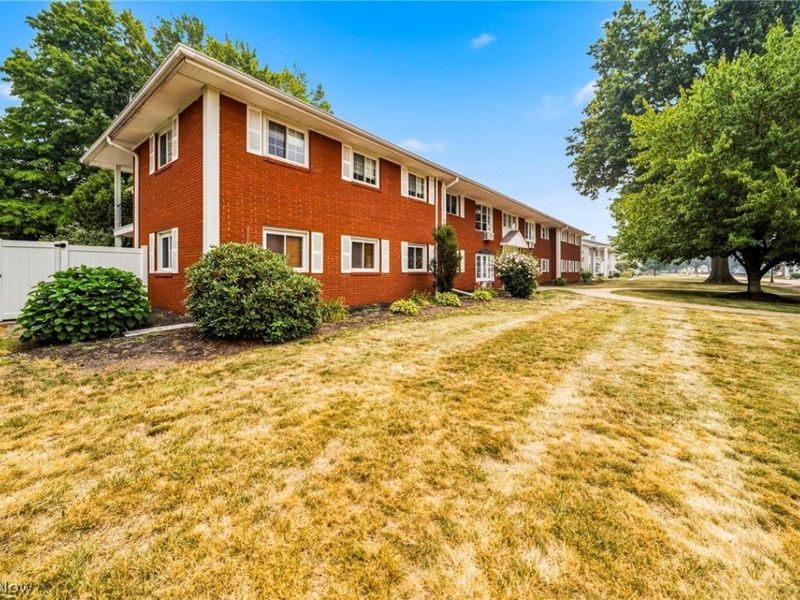 2 Meadowlawn Drive, Unit 5, Mentor, OH 44060 Photo 3