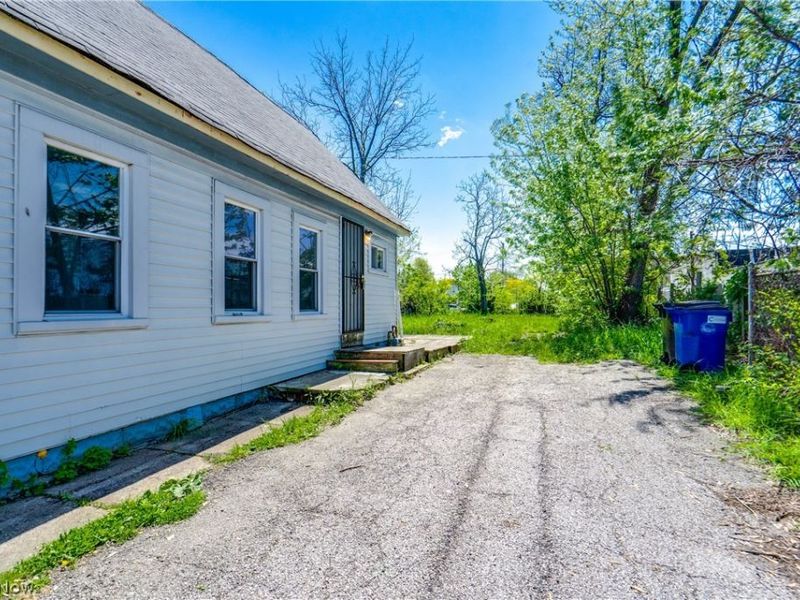 12937 Erwin Avenue, Cleveland, OH 44135 Photo 2