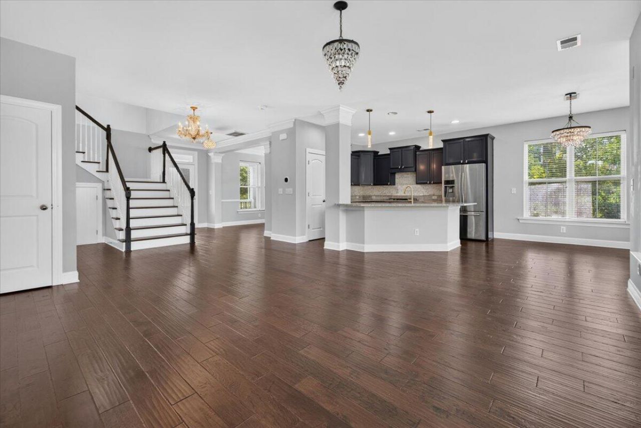 725 Quintan Street Photo 14