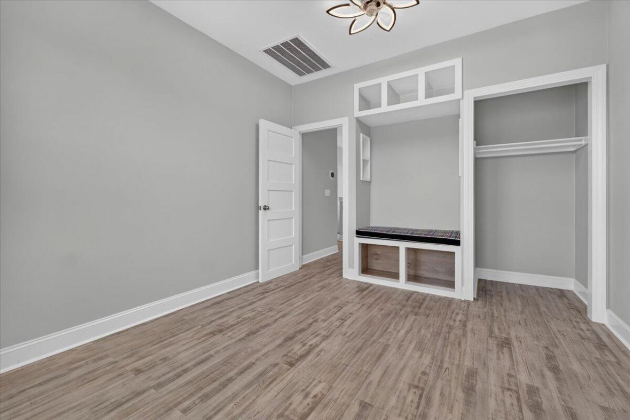 725 Quintan Street Photo 34