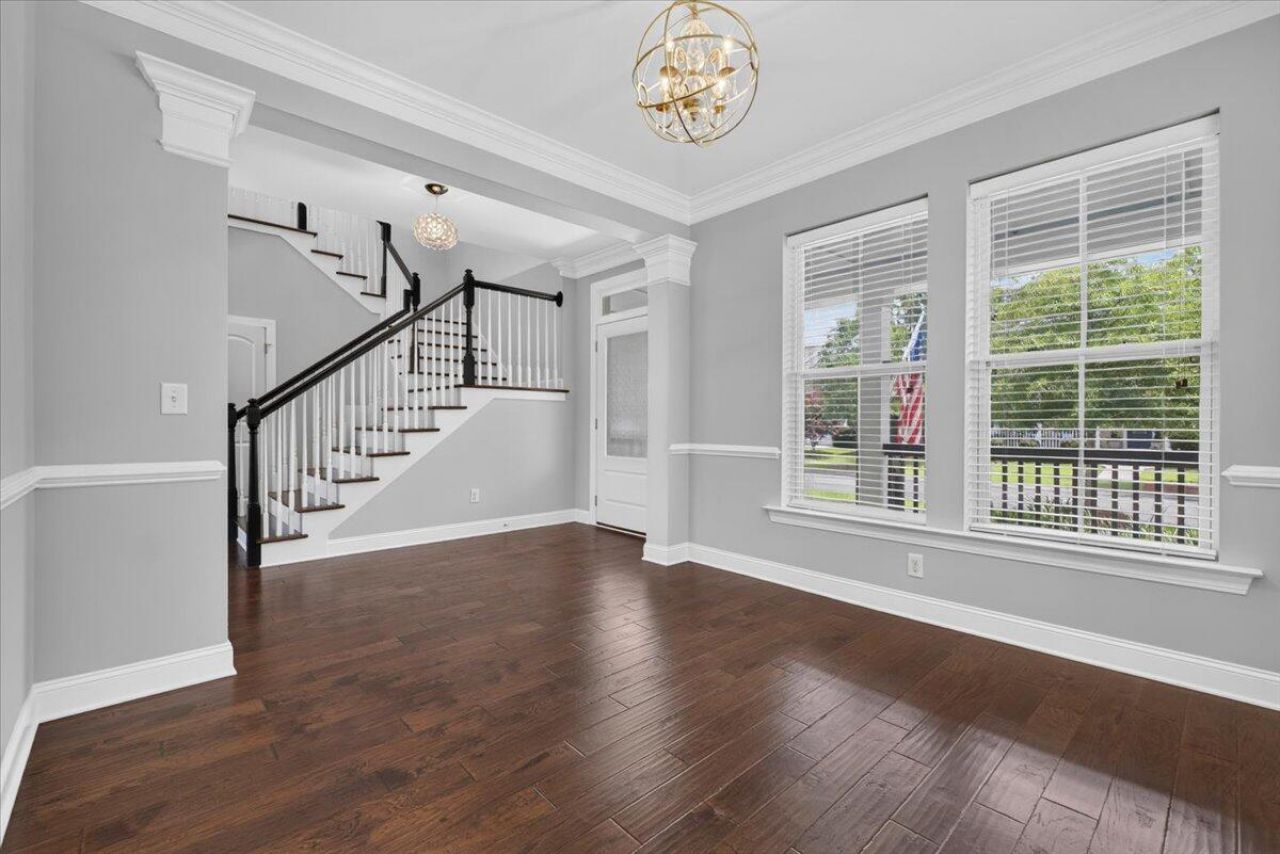 725 Quintan Street Photo 9