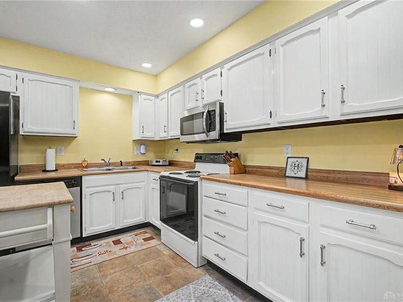 1290 Hollowbrook Drive, Centerville, OH 45458 Photo 11