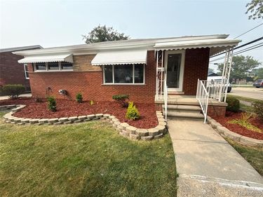 20017 California, St. Clair Shores, MI 48080