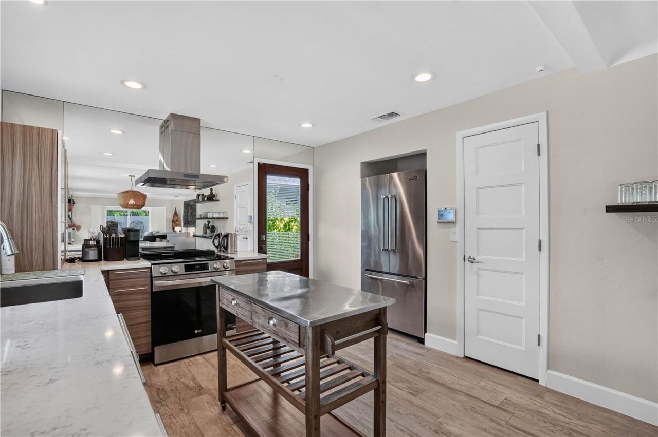 418 Sapphire Drive, Sarasota, FL 34234 Photo