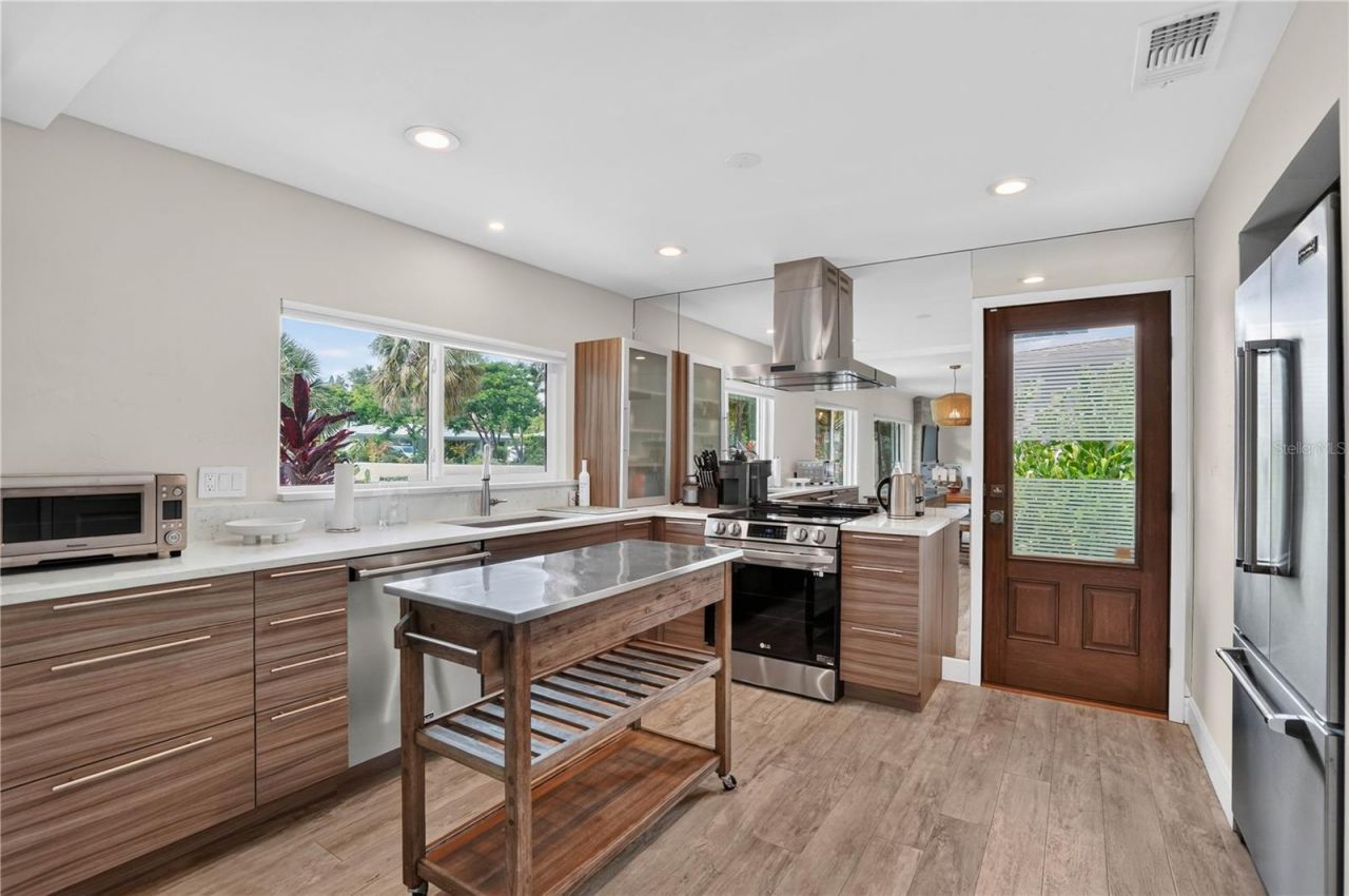 418 Sapphire Drive, Sarasota, FL 34234 Photo