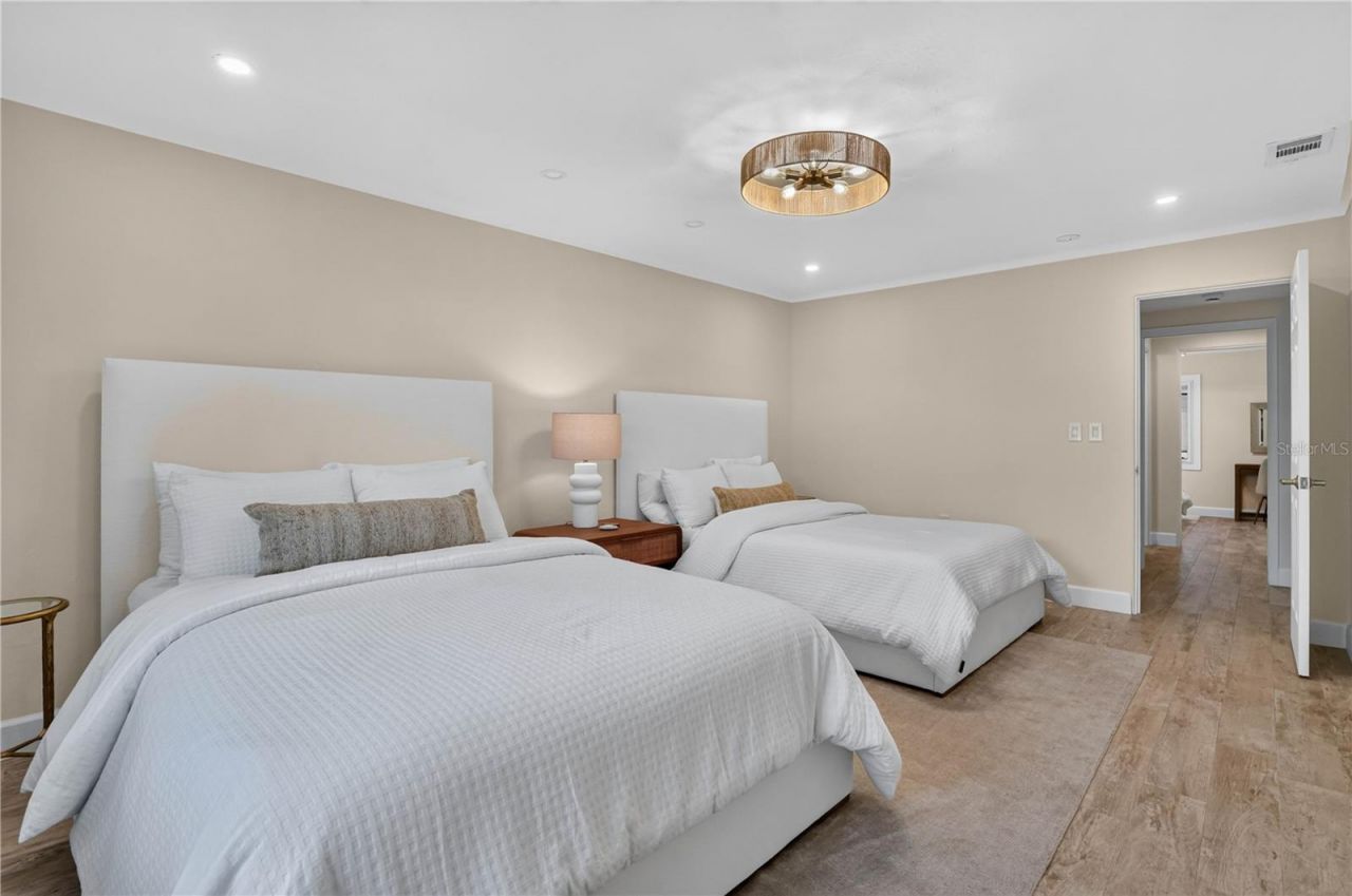 418 Sapphire Drive, Sarasota, FL 34234 Photo