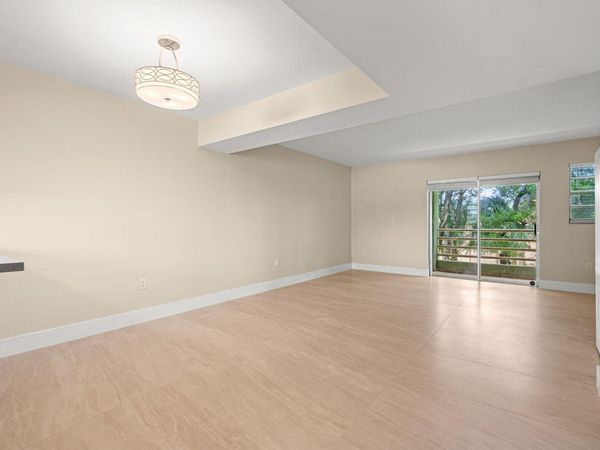 11099 NW 7th Street, Miami, FL 33172