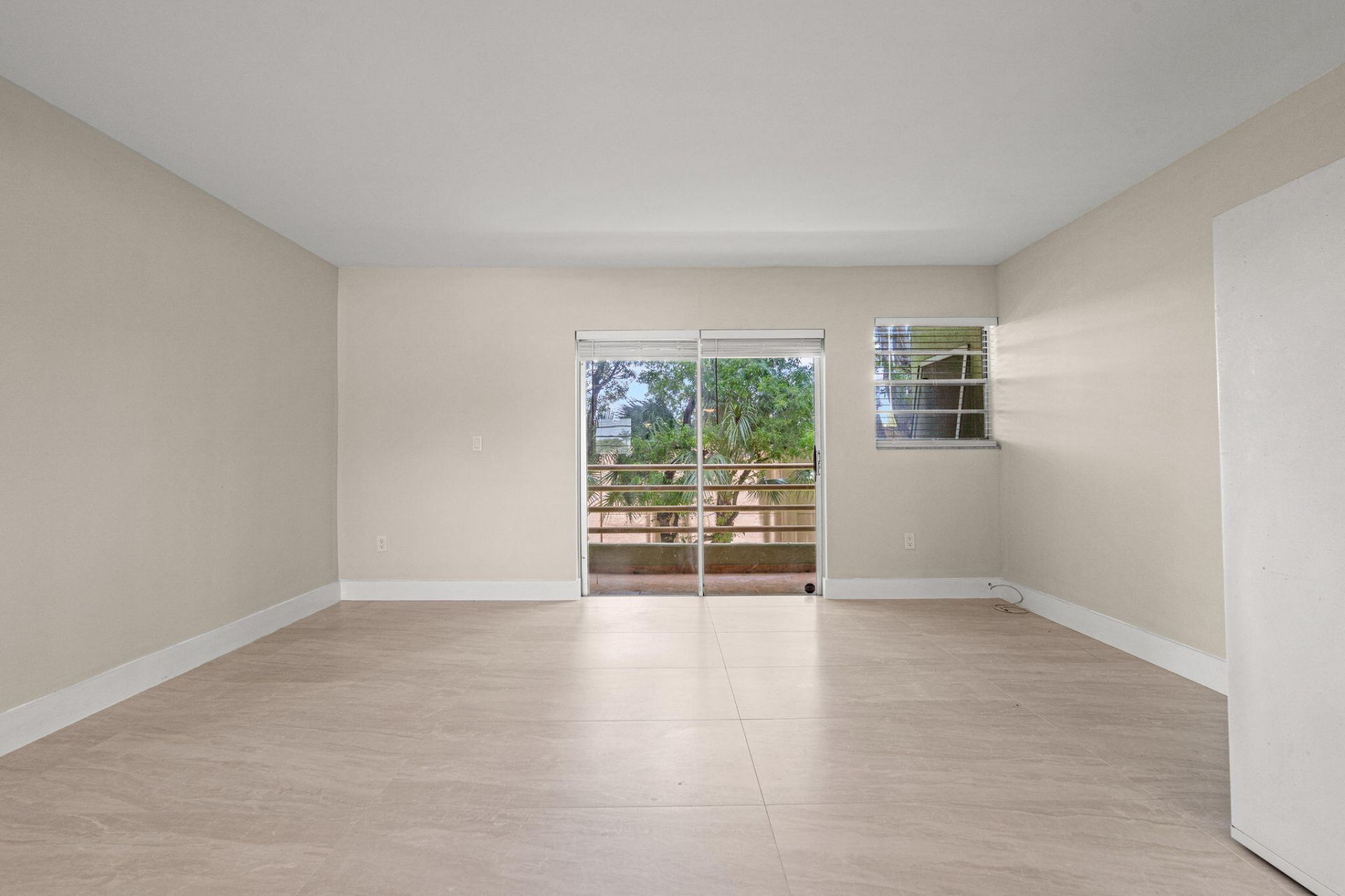 11099 NW 7th Street, Miami, FL 33172 Photo