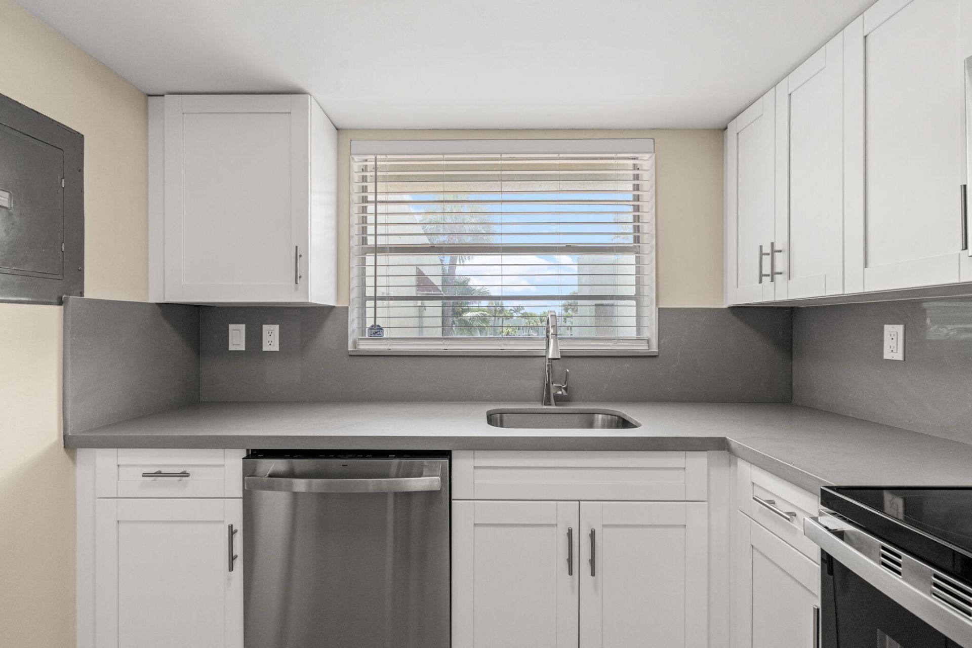 11099 NW 7th Street, Miami, FL 33172 Photo