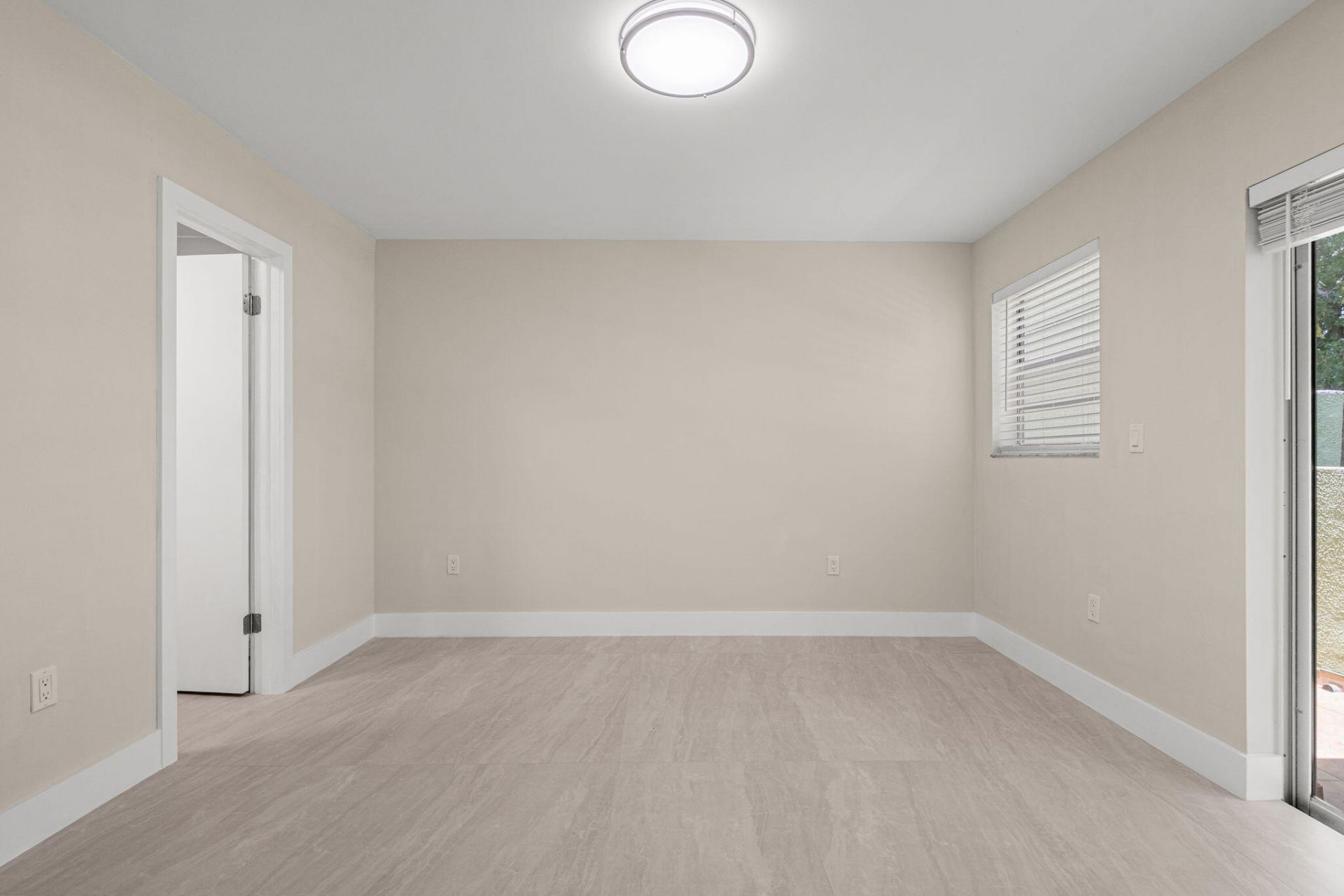 11099 NW 7th Street, Miami, FL 33172 Photo