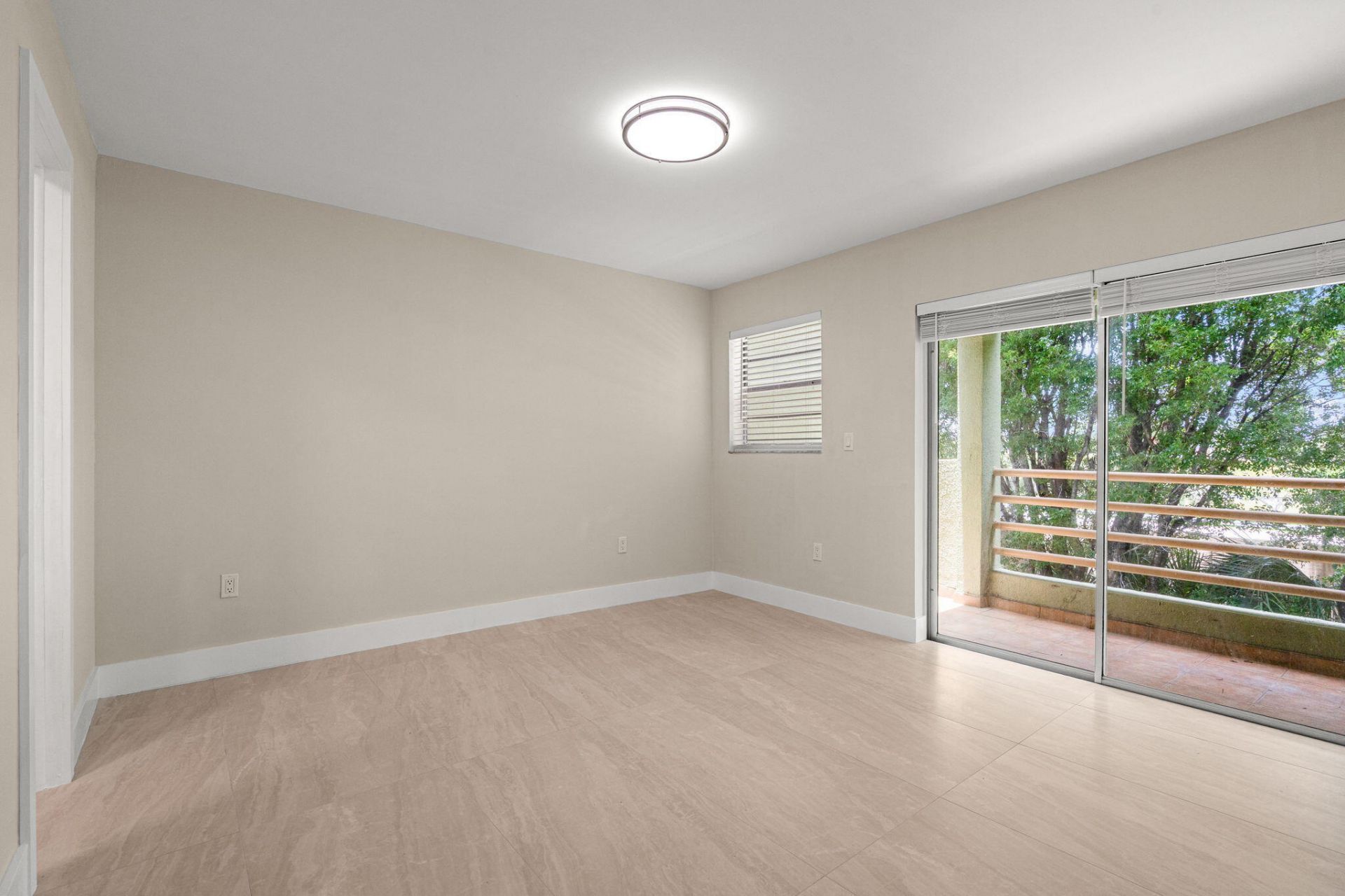 11099 NW 7th Street, Miami, FL 33172 Photo