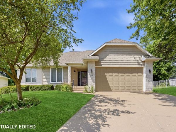 315 Wood Creek Ln , Muscatine, IA 52761