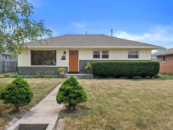 9417 W Schlinger Ave, West Allis, WI 53214