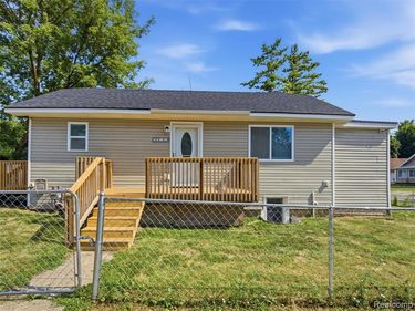 84 W End Avenue, Waterford Twp, MI 48328