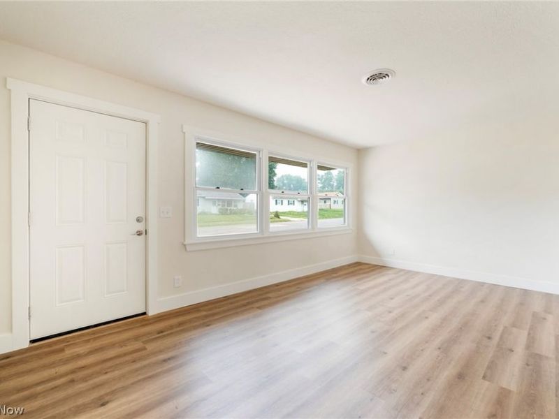 2402 NE Morris Avenue, Canton, OH 44705 Photo 9