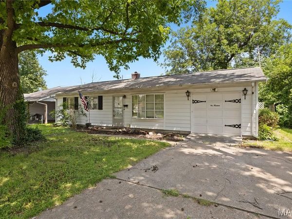 114 Saint James Lane, East St Louis, IL 62206