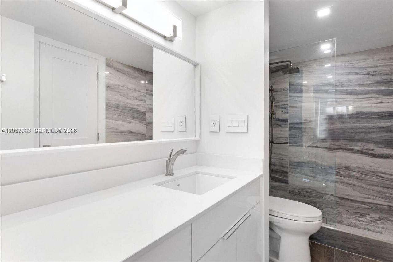 5701 Collins Ave , Unit 1707, Miami Beach, FL 33140 Photo