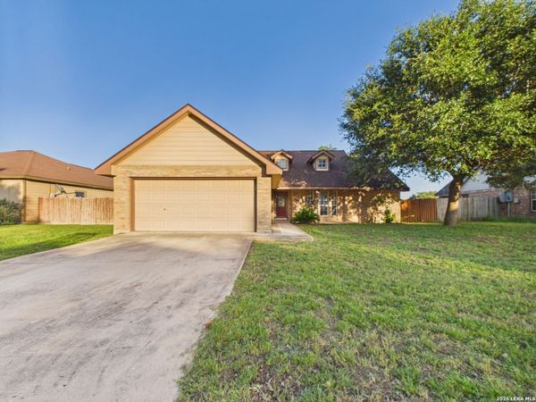 1125 IRIS CRESCENT DR, Floresville, TX 78114
