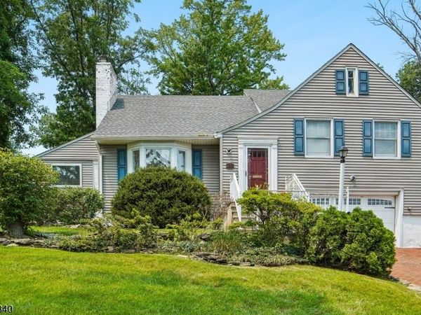 25 Lake Dr West, Wayne, NJ 07470