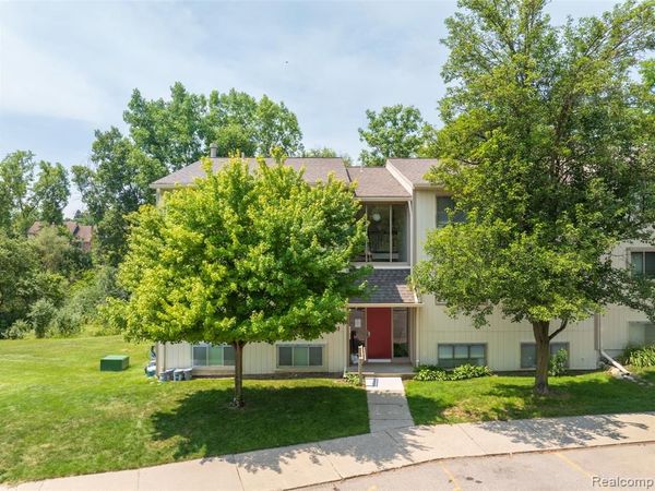 1693 Riverside Drive, Rochester Hills, MI 48309