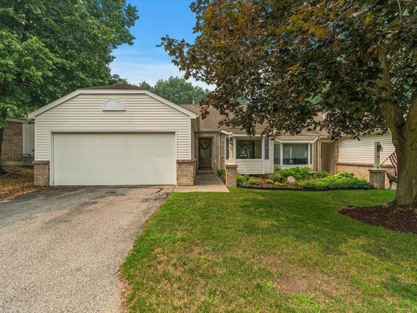 77 Skyline Circle NW, Grand Rapids, MI 49504