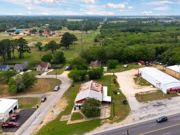 805 N Magnolia Ave , Luling, TX 78648