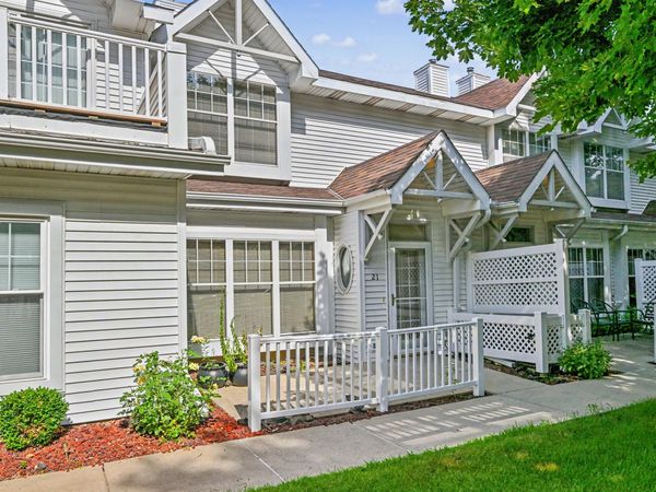 6235 S Creekside Dr, Unit 21, Cudahy, WI 53110