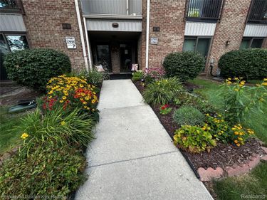 17955 University Park Drive, Livonia, Mi 48152