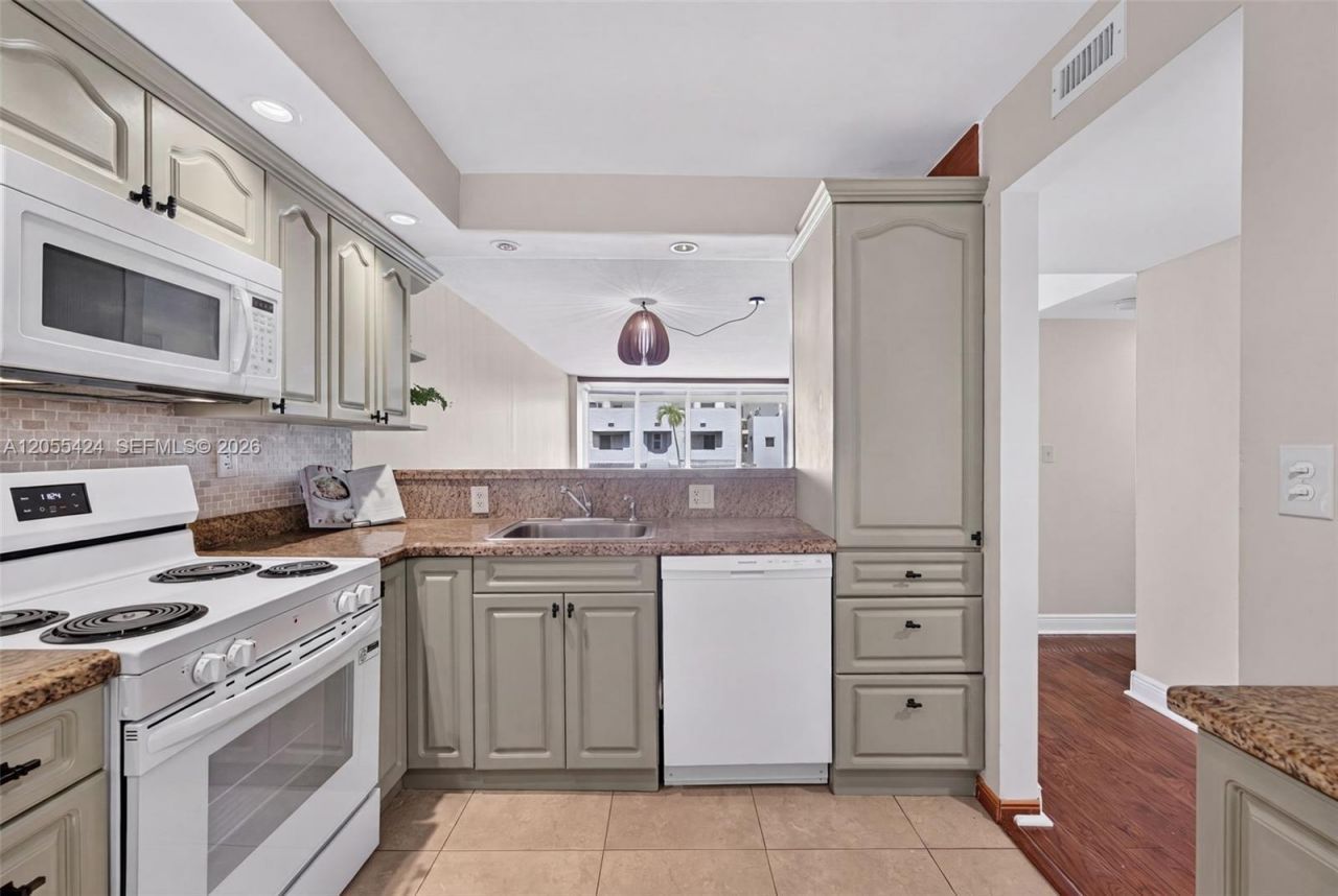 8233 Harding Ave , Unit 208, Miami Beach, FL 33141 Photo