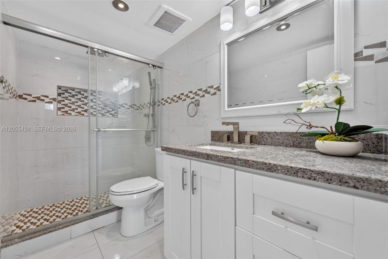 8233 Harding Ave , Unit 208, Miami Beach, FL 33141 Photo