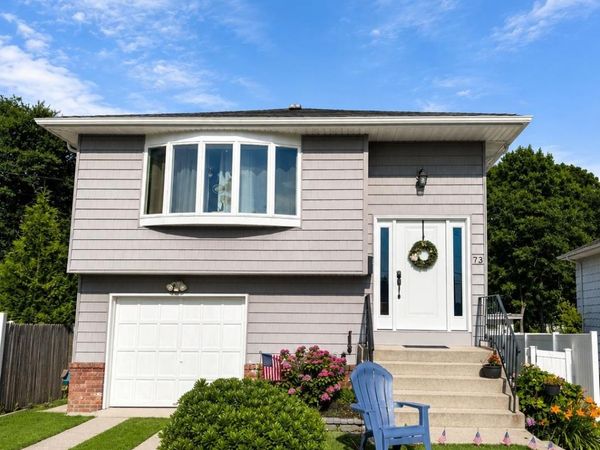 73 Cherokee Avenue , West Islip, NY 11795