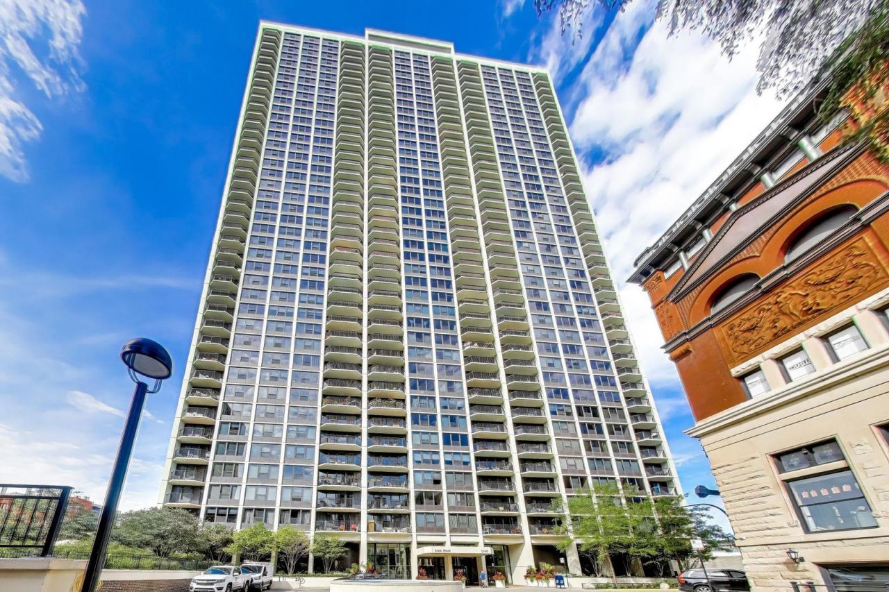 1560 N Sandburg Terrace , Chicago, IL 60610