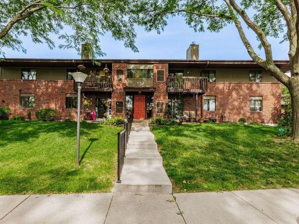 374 Park Hill Dr, Unit E, Pewaukee, WI 53072