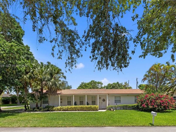 9765 SW 143rd St , Miami, FL 33176
