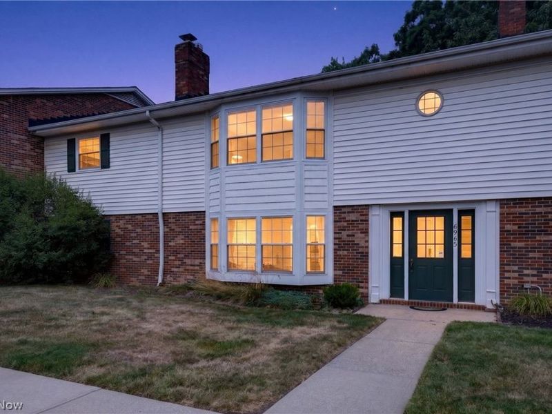 6965 Carriage Hill Drive, Brecksville, OH 44141 Photo 2