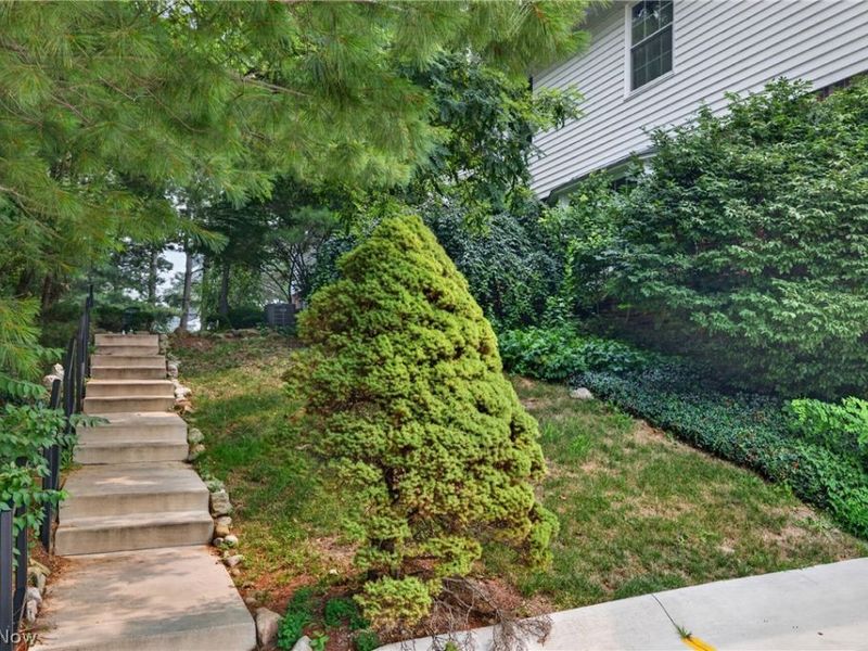 6965 Carriage Hill Drive, Brecksville, OH 44141 Photo 3