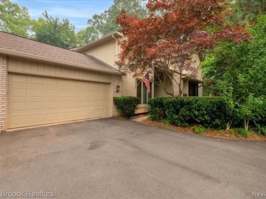 1180 Glenpointe Court, Bloomfield Hills, MI 48304