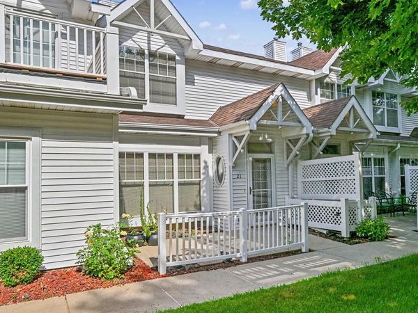 6235 S Creekside DRIVE, Unit 21, Cudahy, WI 53110