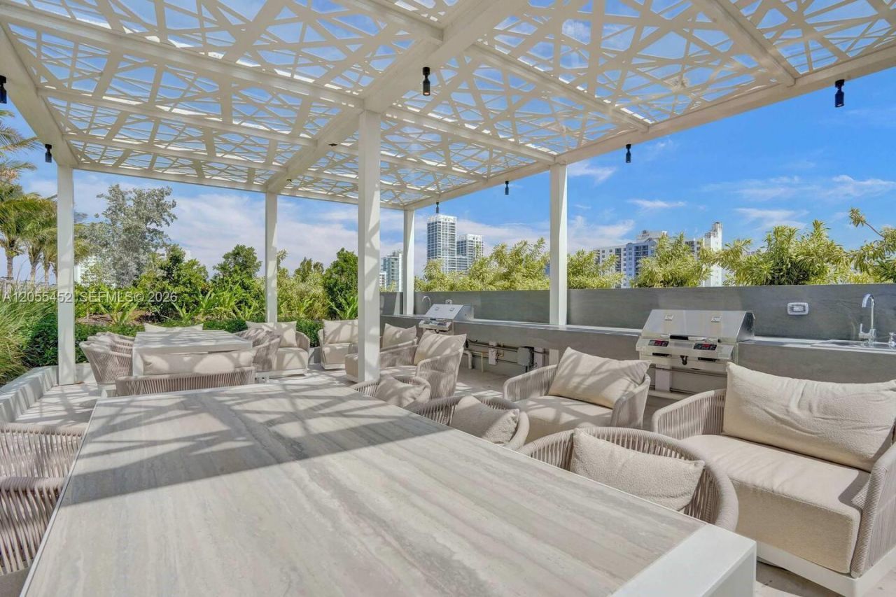 580 72nd , Unit 1004, Miami Beach, FL 33141 Photo