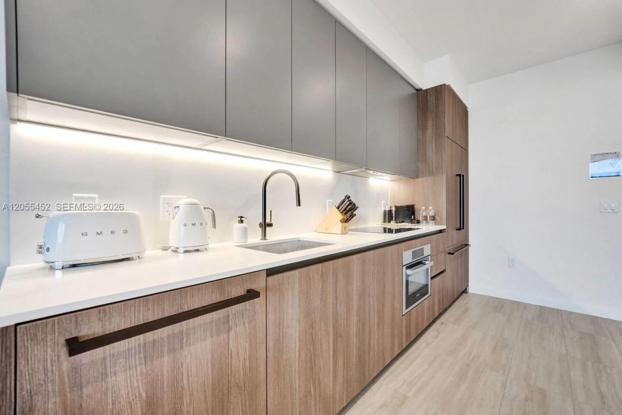 580 72nd , Unit 1004, Miami Beach, FL 33141 Photo