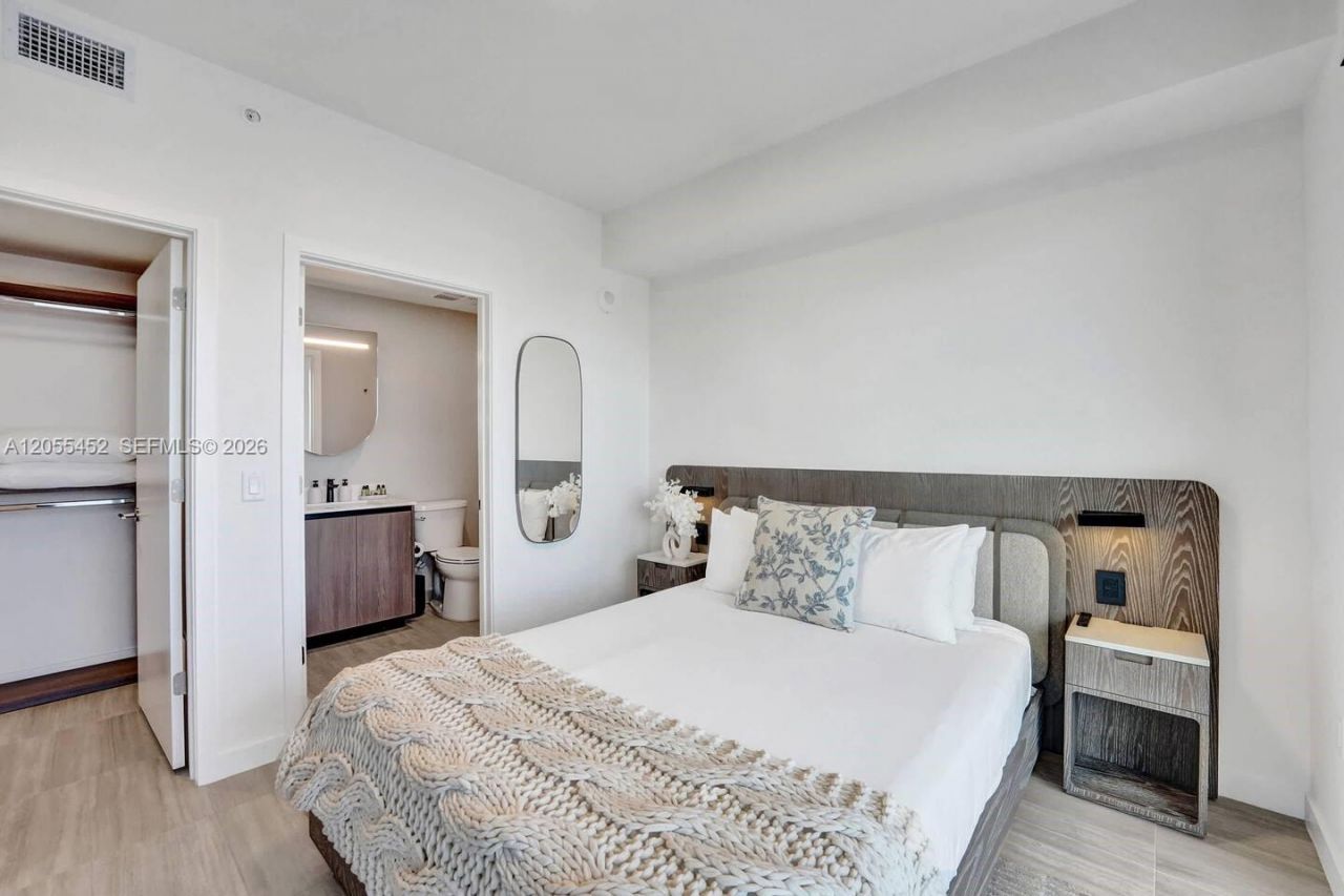 580 72nd , Unit 1004, Miami Beach, FL 33141 Photo