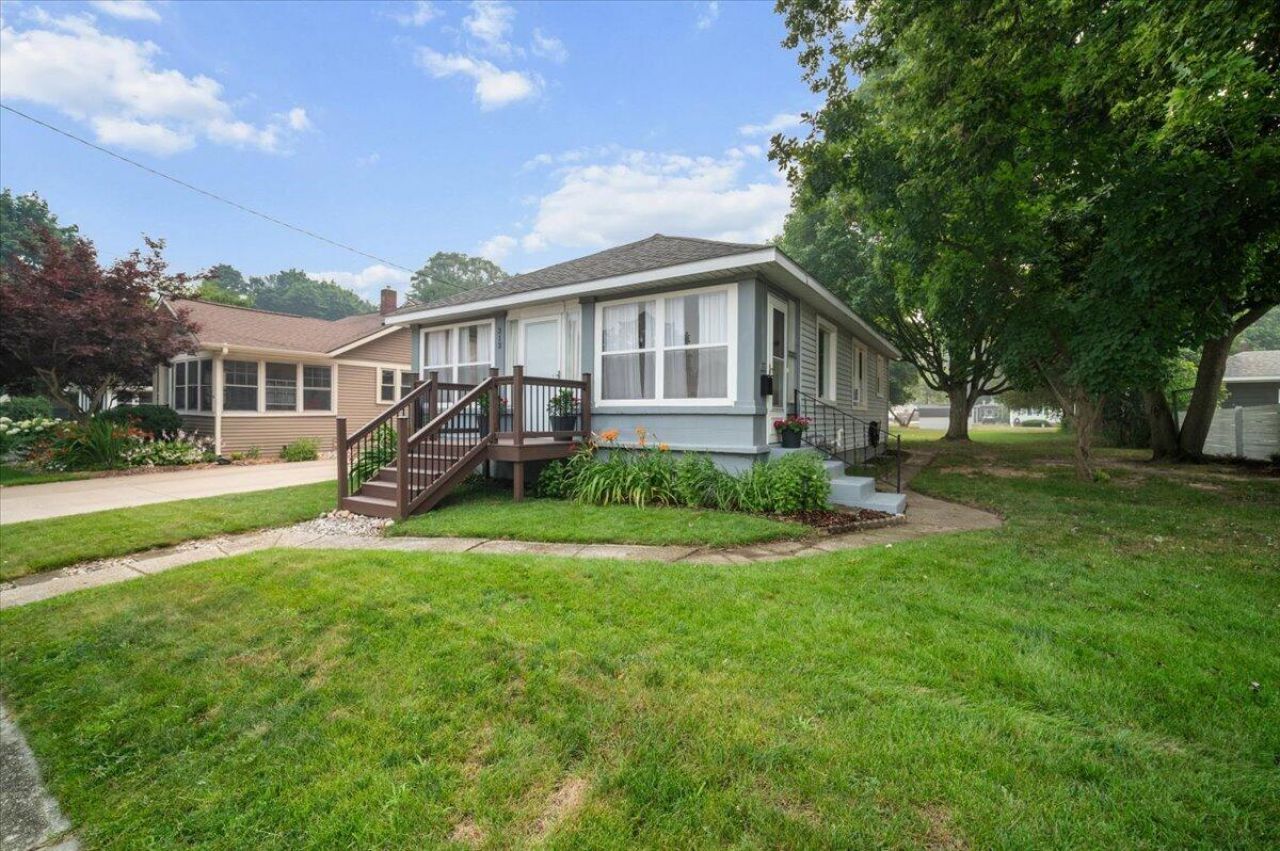 312 Sigsbee Avenue Ne, Rockford, MI 49341 Main Photo