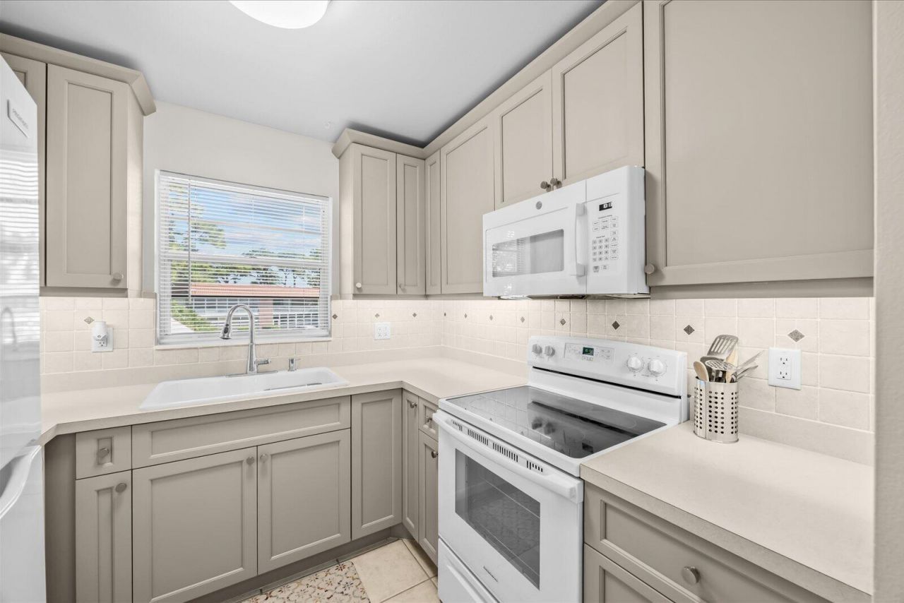 2600 SE Ocean Boulevard, Unit DD-8, Stuart, FL 34996 Photo