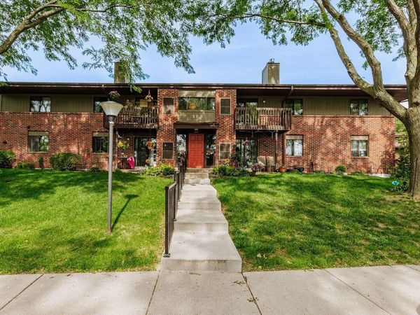 374 Park Hill DRIVE, Unit E, Pewaukee, WI 53072