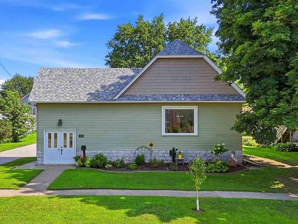 302 E 2nd St, Washington, IA 52353