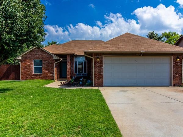819 W Dowden Drive, Mustang, OK 73064