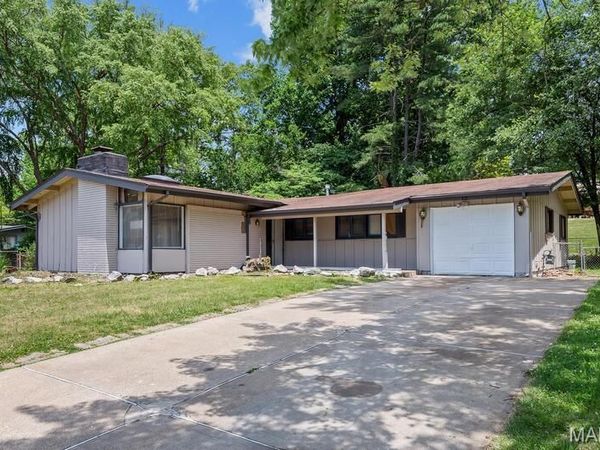 12 Country Lane , Florissant, MO 63033