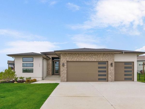2146 SW Tracker Lane, Lee's Summit, MO 64082